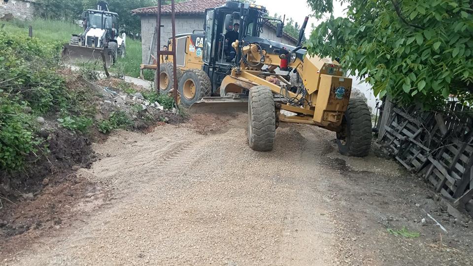Kırsal Mahallelerde Parke Taş Yol Yapım Çalışmalarına Devam Ediyor