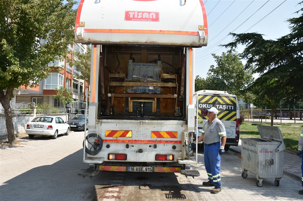  Çöp Konteynırları Dezenfekte Ediliyor.