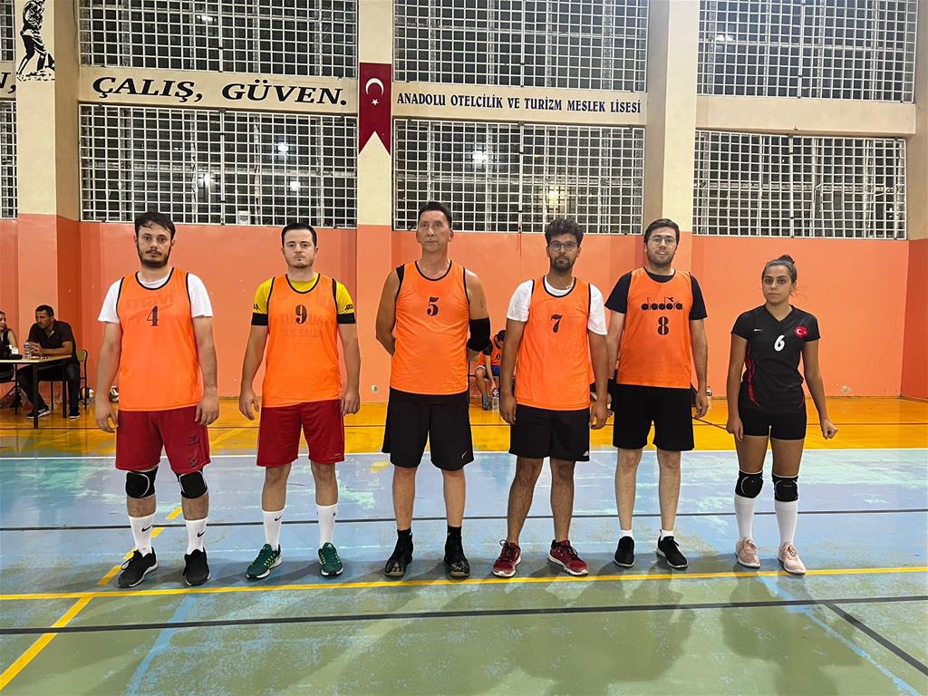 Gönen Belediyesi’nin düzenlediği 6 Eylül Kurtuluş Voleybol Turnuvası başladı.