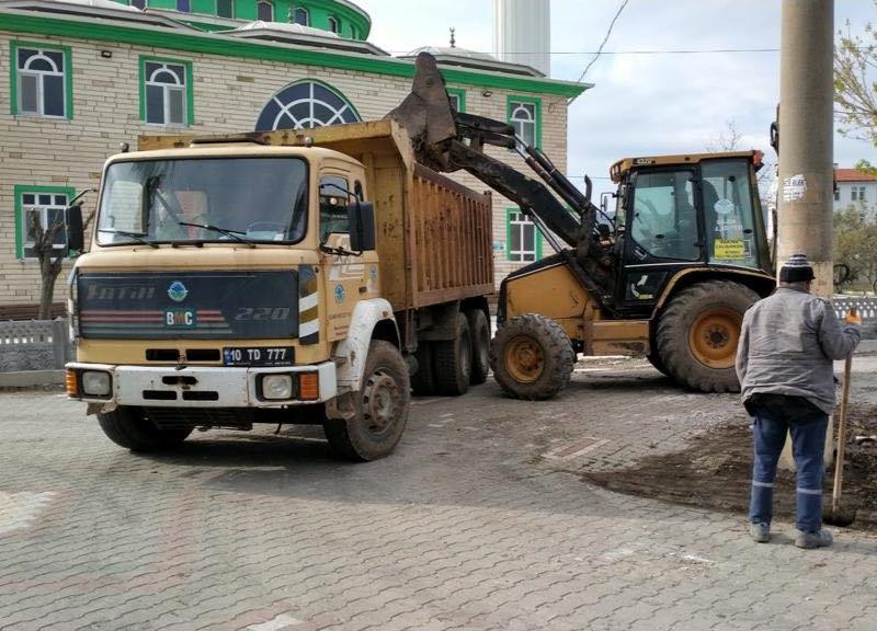 Yol Tesviye, Parke Taş Yol Yapım ve Tamirat Çalışmaları Devam Ediyor