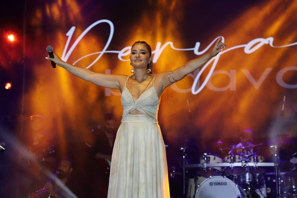 Gönen ve Sarıköy, 102. kurtuluş yıl dönümleri ve 16. Ulusal Oya ve Çeyiz Festivali kapsamında düzenlenen konserlerle büyük bir coşkuya sahne oldu.