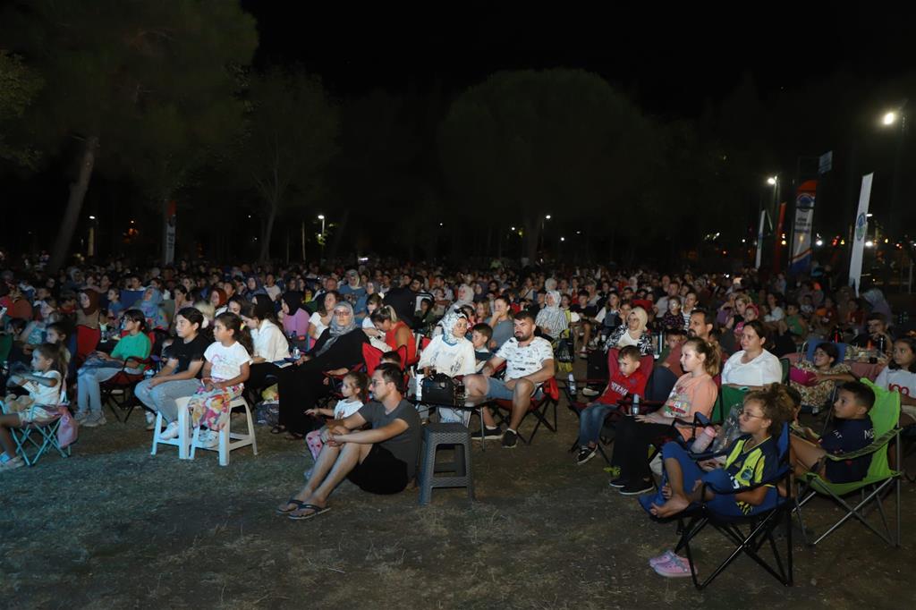 Hüseyin Duman Parkı’nda Açık Hava Sineması Keyfi: Kayıp Balık Dori