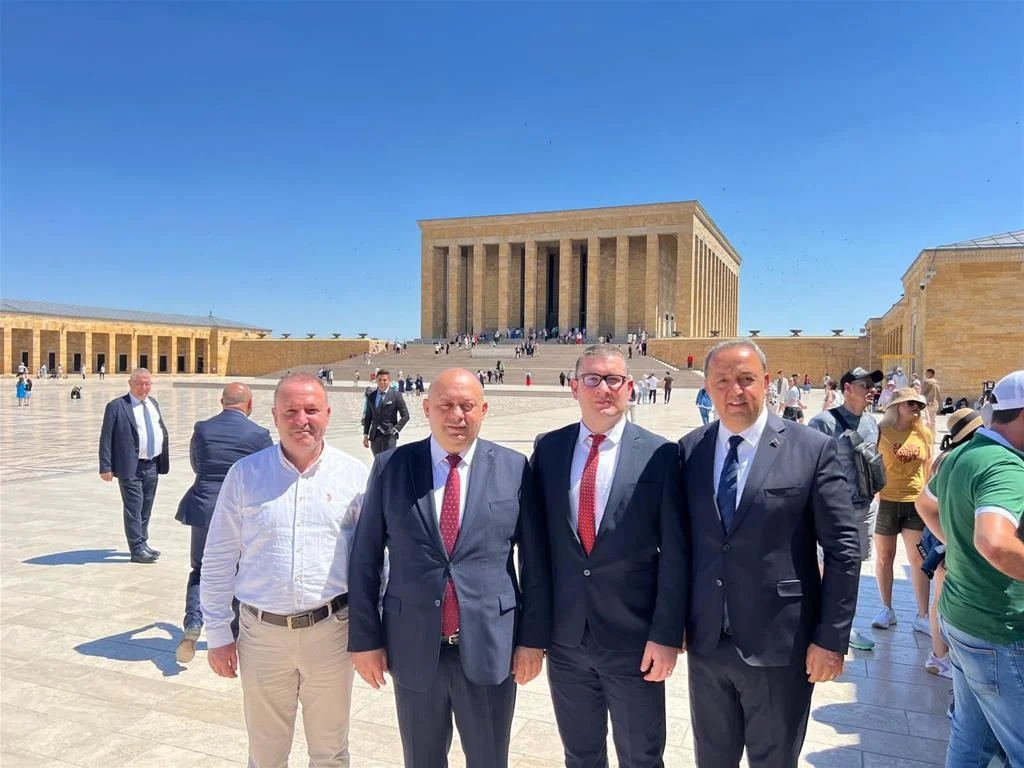 Balıkesir Büyükşehir Belediye Başkanı Ahmet Akın ve Belediye Başkanları Anıtkabir'i Ziyaret Etti