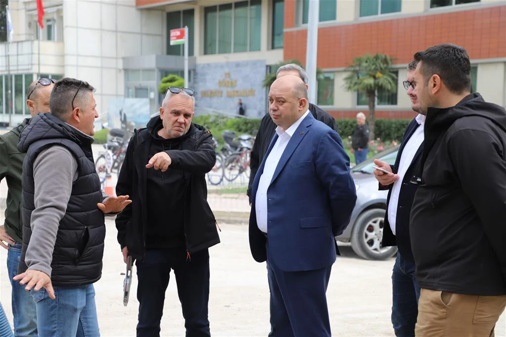 Gönen Belediyesi, Işık Caddesinde Kapsamlı Yenileme Çalışmalarına Başladı