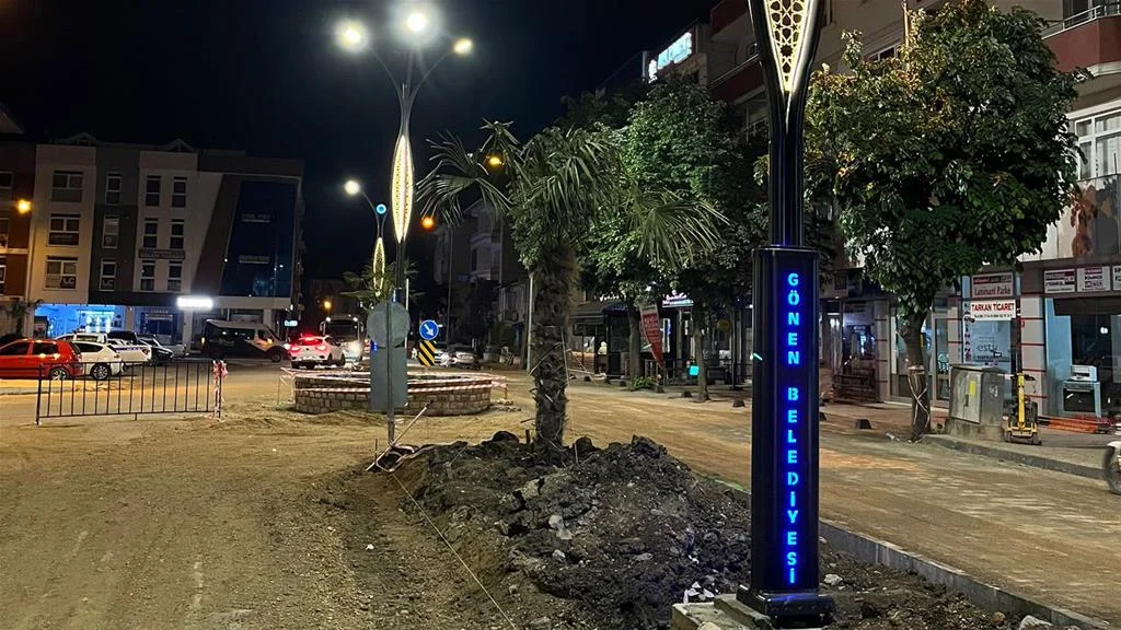 Işık Caddesi'nde Yeni Aydınlatma Direkleri Montajı Başladı
